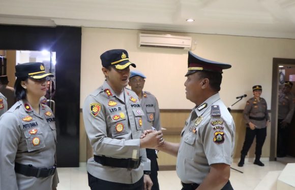 Kapolres Badung pimpin Upacara Kenaikan Pangkat Pengabdian Perwira Pada Apel Jam Pimpinan.