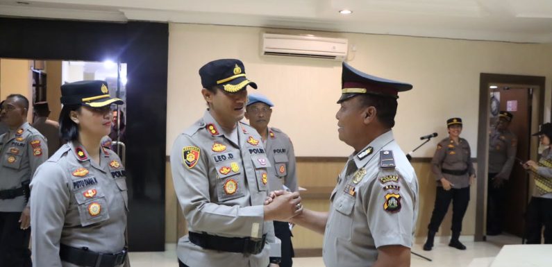 Kapolres Badung pimpin Upacara Kenaikan Pangkat Pengabdian Perwira Pada Apel Jam Pimpinan.