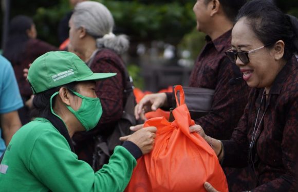 Kepala Sekolah SMA 5 Denpasar Pada HUT ke 49 Memberikan Tali Kasih Kepada 64 Orang Pegawai DKP Yang Bersih – Bersih Pantai dan 6 Orang Satpam Sekolah.
