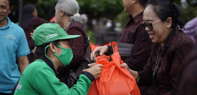 Kepala Sekolah SMA 5 Denpasar Pada HUT ke 49 Memberikan Tali Kasih Kepada 64 Orang Pegawai DKP Yang Bersih – Bersih Pantai dan 6 Orang Satpam Sekolah.