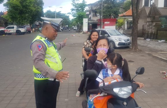 Utamakan Keselamatan, Polsek Mengwi  Imbau Pengendara Tanpa Helm.