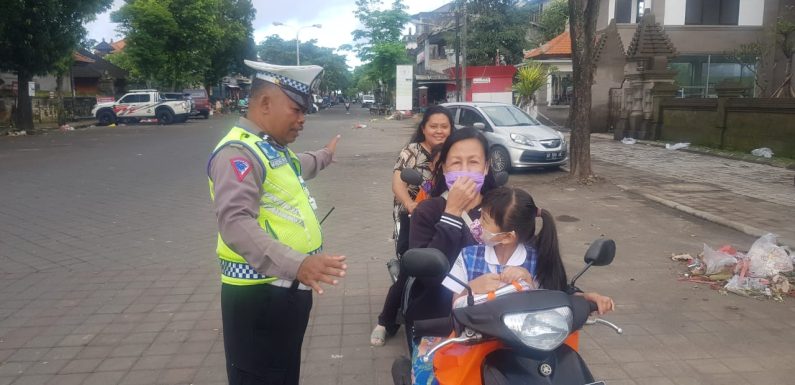 Utamakan Keselamatan, Polsek Mengwi  Imbau Pengendara Tanpa Helm.