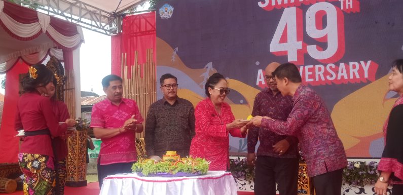 Sukseskan Kurikulum Merdeka Belajar Melalui Kreativitas Seni Pada Momen HUT ke 49 SMA 5 Denpasar.