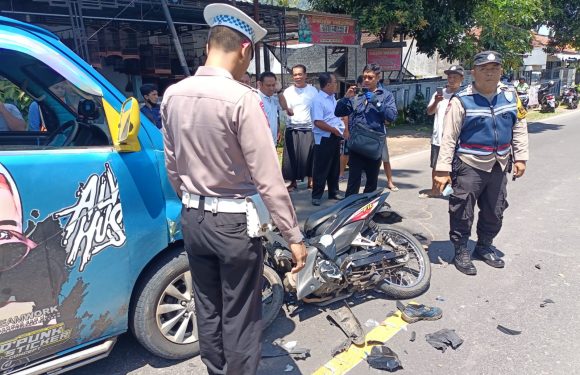 Sepeda Motor Tabrak Daihatsu Grandmax Satu Orang Meninggal Dunia.