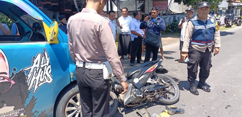 Sepeda Motor Tabrak Daihatsu Grandmax Satu Orang Meninggal Dunia.