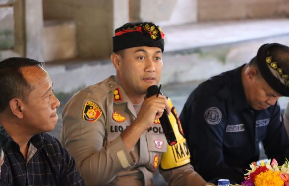 Kapolres Badung Jumat Curhat di Obyek Wisata Taman Ayun.