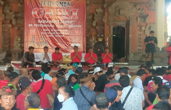 Dalam Rangka Pembangunan Penyengker Pura, Babinsa Pantau Pelaksanaan Turnamen Ceki.