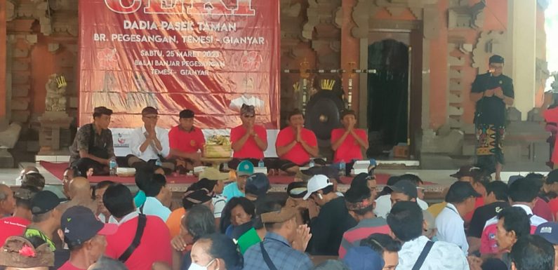 Dalam Rangka Pembangunan Penyengker Pura, Babinsa Pantau Pelaksanaan Turnamen Ceki.