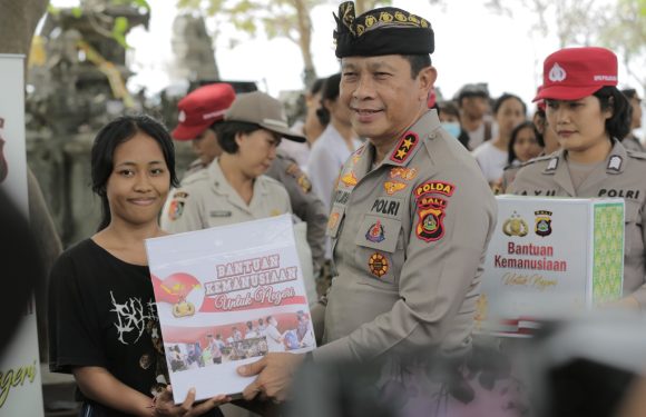 Kapolda Bali Serahkan Puluhan Sembako Dan Peletakan Batu Pertama Pembangunan Gereja.