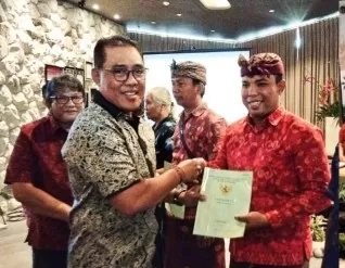 Anggota Komisi II DPR RI Anak Agung Bagus Adhi Mahendra Putra Menyerahkan Sertifikat Tanah Program PTSL Secara Simbolis Kepada 9 Orang Warga.
