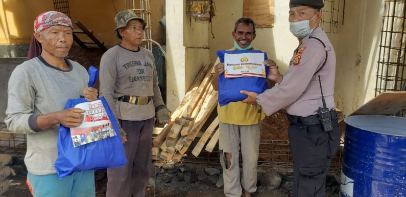 Sejumlah Buruh Bangunan Terima Baksos Kapolres Badung.