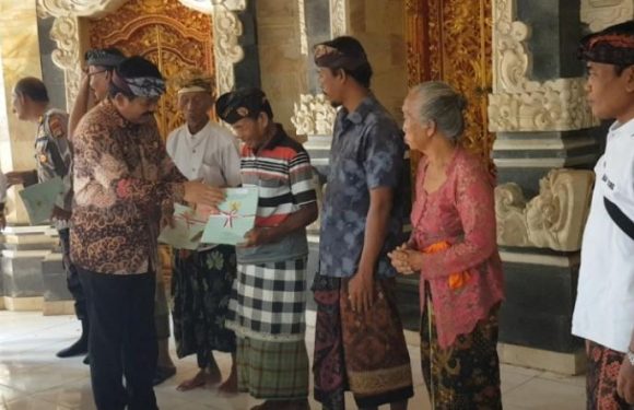 Menteri BPN Hadi Cahyanto Menyerahkan Secara Simbolis 12 Sertifikat Tanah Kepada Masyarakat Klungkung.