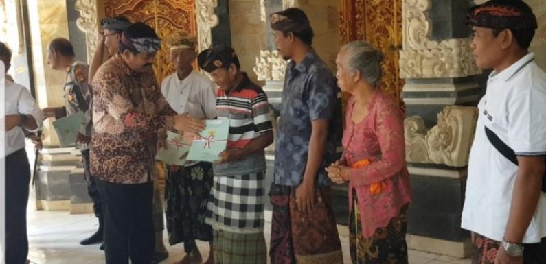 Menteri BPN Hadi Cahyanto Menyerahkan Secara Simbolis 12 Sertifikat Tanah Kepada Masyarakat Klungkung.