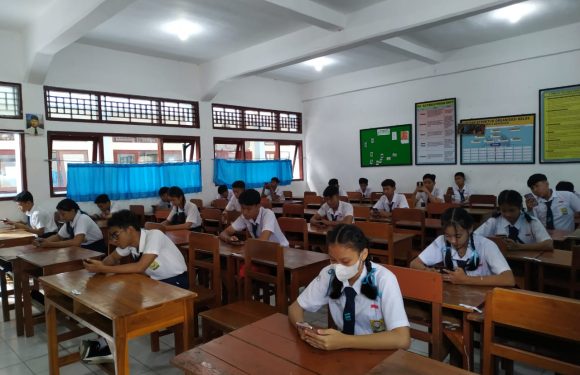 Ujian Sekolah Hari Pertama di SMP Negeri 4 Denpasar Berjalan dengan Baik dan Lancar.
