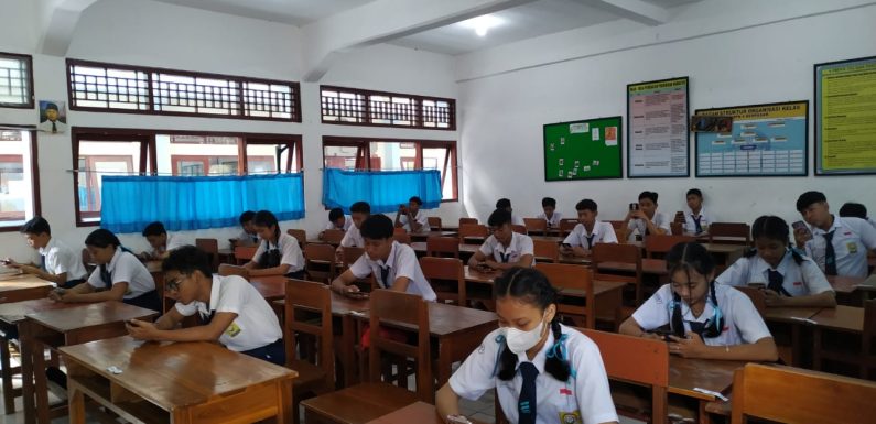 Ujian Sekolah Hari Pertama di SMP Negeri 4 Denpasar Berjalan dengan Baik dan Lancar.