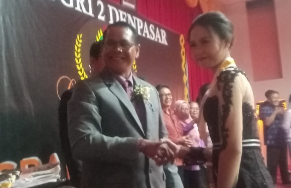 Kepala Sekolah SMA PGRI 2 Denpasar Melepas 147 Siswa Kelas XII Bertempat di Hotel Grand Santhi Denpasar.