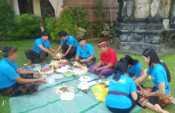Menyambut Hari Raya Saraswati SMP Dwijendra Denpasar Gelar Pasraman .
