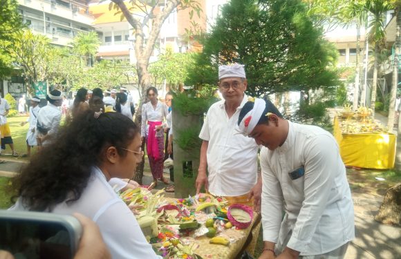 Ribuan siswa dari Tingkat TK, SD, SMP, SMK, dan SMA  Yang Bernaung di Yayasan Dwijendra Melakukan Persembahyangan  Bersama Pada Hari Raya Saraswati.