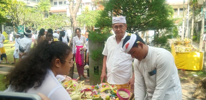 Ribuan siswa dari Tingkat TK, SD, SMP, SMK, dan SMA  Yang Bernaung di Yayasan Dwijendra Melakukan Persembahyangan  Bersama Pada Hari Raya Saraswati.