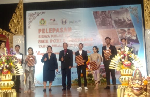 Kepala sekolah SMK PGRI 5 Denpasar, Dra. Ni Ketut Nuka melepas 634 siswa Kelas XII bertempat di  Prime Plaza Hotel Denpasar.