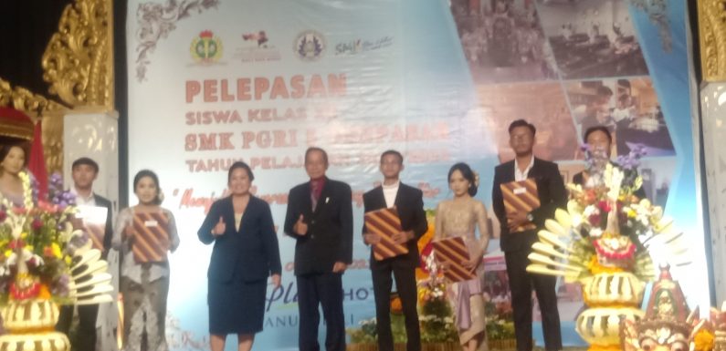 Kepala sekolah SMK PGRI 5 Denpasar, Dra. Ni Ketut Nuka melepas 634 siswa Kelas XII bertempat di  Prime Plaza Hotel Denpasar.