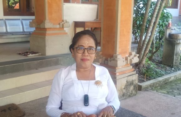 Ratusan Siswa SMAN 5 Denpasar Lakukan Persembahyangan Pada Hari Raya Saraswati.