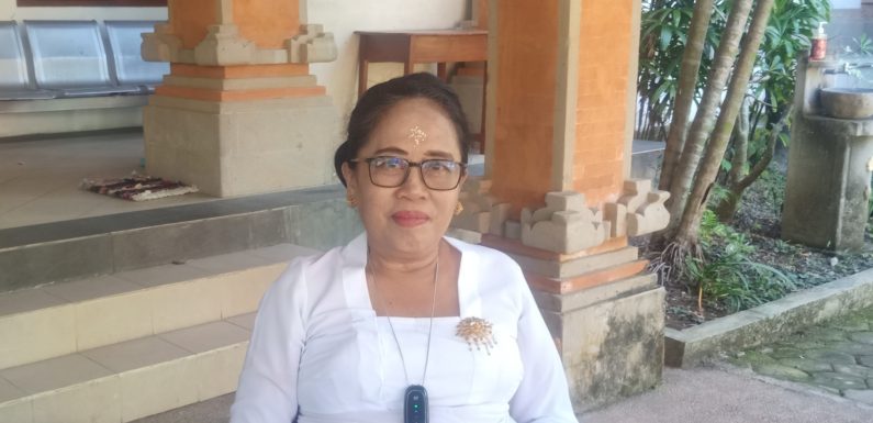 Ratusan Siswa SMAN 5 Denpasar Lakukan Persembahyangan Pada Hari Raya Saraswati.