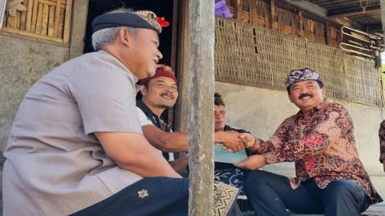 Seorang Warga di Bangli Menerima Langsung Sertifikat Tanah dari Menteri ATR/ BPN.