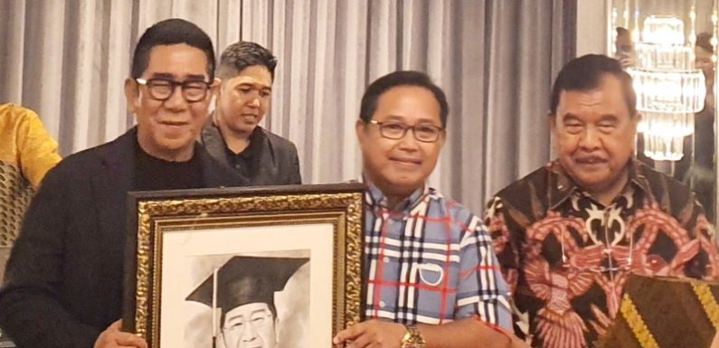 Dokter Bagus Darmayasa Berikan Kejutan Kepada Prof Henry Yosodiningrat Sebuah Lukisan Wajah Saat Acara Syukuran.