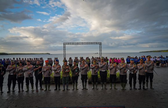 HUT Bhayangkara Ke-77 Polda Bali Gelar Penanaman Ribuan Mangrove di Pantai Teluk Terima.