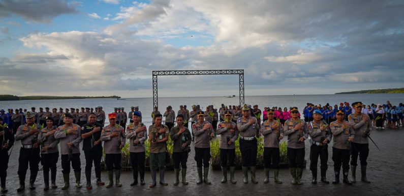 HUT Bhayangkara Ke-77 Polda Bali Gelar Penanaman Ribuan Mangrove di Pantai Teluk Terima.