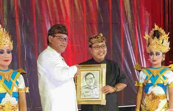 Sekda Kota Denpasar Menghadiri Acara Pelepasan 165 Siswa SD Cipta Dharma Dan Sekaligus Menerima Cinderamata Sebuah Lukisan Wajah Dari dokter Bagus Darmayasa.