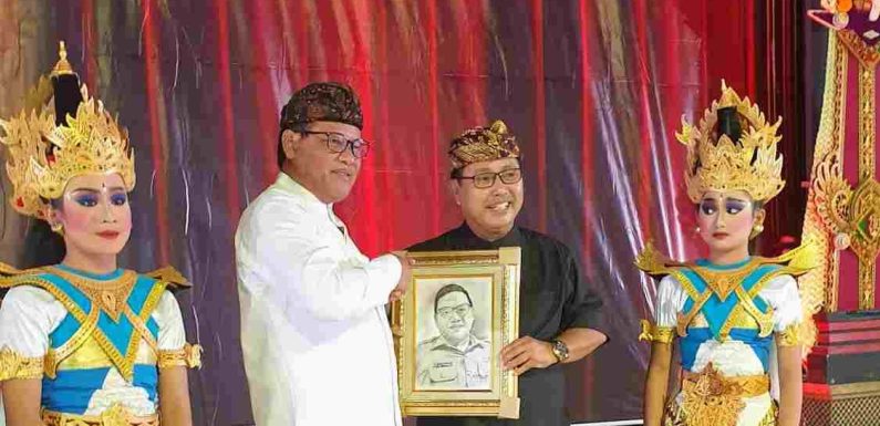 Sekda Kota Denpasar Menghadiri Acara Pelepasan 165 Siswa SD Cipta Dharma Dan Sekaligus Menerima Cinderamata Sebuah Lukisan Wajah Dari dokter Bagus Darmayasa.