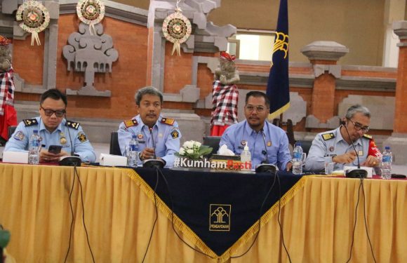 PIMPIN RAPAT EVALUASI CAPAIAN KINERJA SEMESTER I TAHUN 2023, KAKANWIL KEMENKUMHAM BALI APRESIASI KINERJA UPT KEMENKUMHAM BALI.