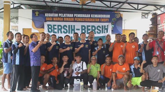 30 Orang Warga Binaan Pemasyarakatann Lapas Narkotika Bangli Mendapat Pelatihan Pembuatan Eco Enzyme.