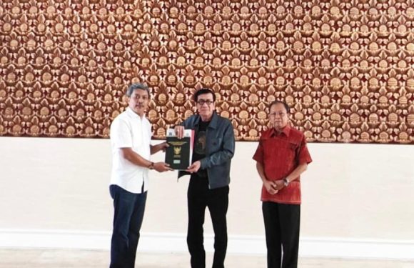 KEMENTERIAN HUKUM DAN HAM TERIMA HIBAH TANAH DARI PEMPROV BALI.