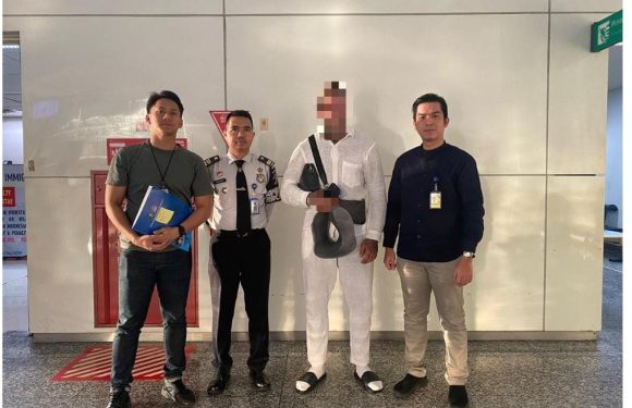 IMIGRASI NGURAH RAI DEPORTASI BULE INGGRIS YANG LAKUKAN TINDAK KEKERASAN TERHADAP POLISI.