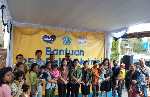 Ny. Antari Jaya Negara Salurkan Paket Bantuan Program TJSL  PT. Indomarco Prismatama Kepada Wanita Tukang Suun Pasar Badung.