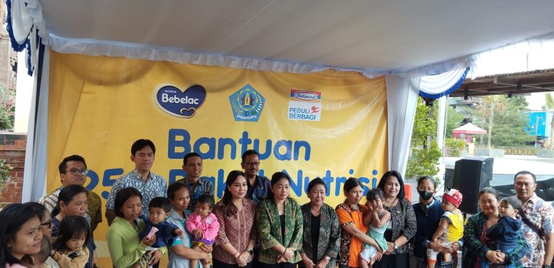 Ny. Antari Jaya Negara Salurkan Paket Bantuan Program TJSL  PT. Indomarco Prismatama Kepada Wanita Tukang Suun Pasar Badung.