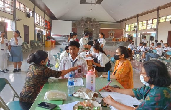 Ratusan siswa Kelas X SMK Negeri 3 Denpasar Melakukan Penjaringan Test Kesehatan Yang di Gelar Puskesmas II Denpasar Utara.