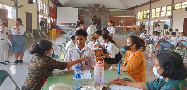 Ratusan siswa Kelas X SMK Negeri 3 Denpasar Melakukan Penjaringan Test Kesehatan Yang di Gelar Puskesmas II Denpasar Utara.
