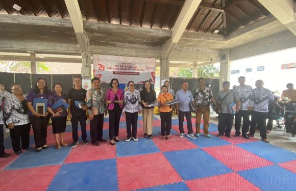 Pada Perayaan Hari Guru Nasional 2023 dan HUT PGRI ke 78 Kepala Sekolah SMA 5 Denpasar Berikan Penghargaan Kepada Para Guru Yang Purna Bhakti.