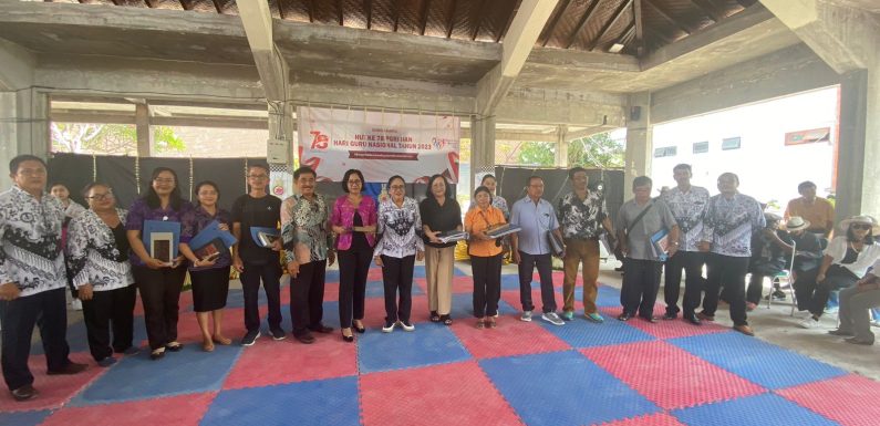 Pada Perayaan Hari Guru Nasional 2023 dan HUT PGRI ke 78 Kepala Sekolah SMA 5 Denpasar Berikan Penghargaan Kepada Para Guru Yang Purna Bhakti.