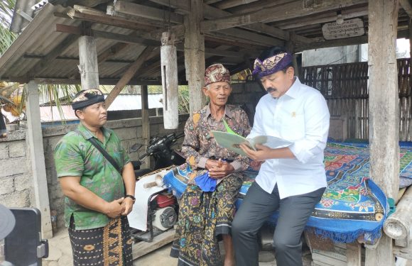 Menteri ATR/BPN Hadi Tjahjanto Serahkan Langsung Sertifikat PTSL Kepada Warga.