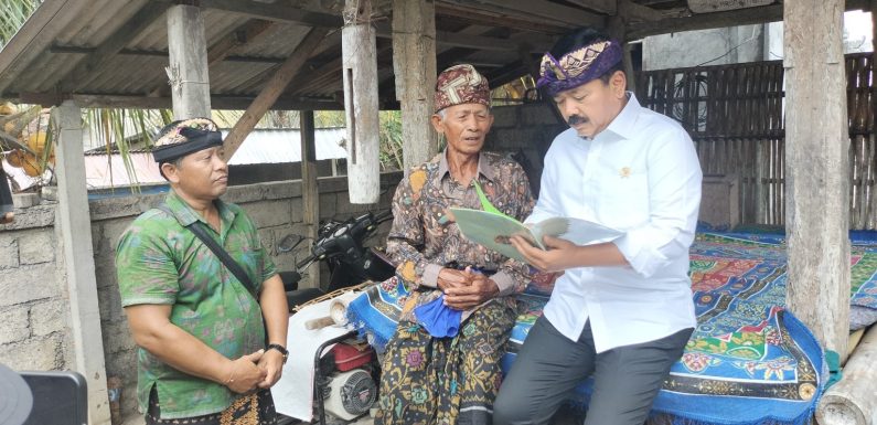 Menteri ATR/BPN Hadi Tjahjanto Serahkan Langsung Sertifikat PTSL Kepada Warga.
