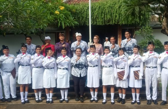 Pada Perayaan Hari Guru Nasional 2023 dan HUT PGRI ke 78 Yayasan Dwijendra Denpasar Berikan Penghargaan Kepada Para Guru Yang Berprestasi.
