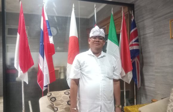 Siswa SMA 4 Denpasar Berikan Bingkisan Bunga Kepada Guru Pada Momen Hari Guru Nasional 2023 dan HUT PGRI ke 78.