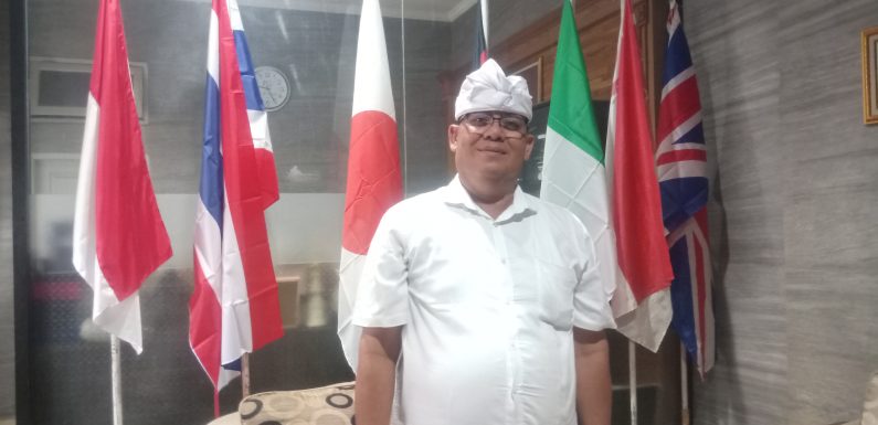 Siswa SMA 4 Denpasar Berikan Bingkisan Bunga Kepada Guru Pada Momen Hari Guru Nasional 2023 dan HUT PGRI ke 78.