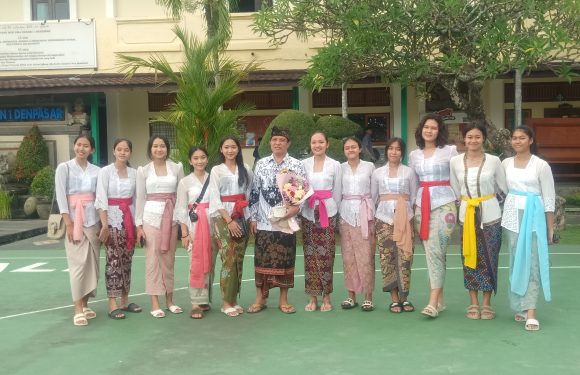 Pada Perayaan Hari Guru Nasional 2023 Kepala Sekolah SMA 1 Denpasar Tekankan Guru Harus Bisa Memotivasi Anak Anak Agar Belajar Dengan Rajin dan Baik.