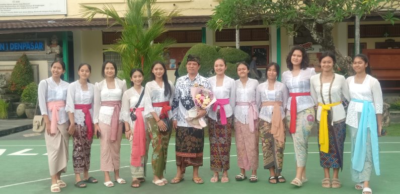 Pada Perayaan Hari Guru Nasional 2023 Kepala Sekolah SMA 1 Denpasar Tekankan Guru Harus Bisa Memotivasi Anak Anak Agar Belajar Dengan Rajin dan Baik.